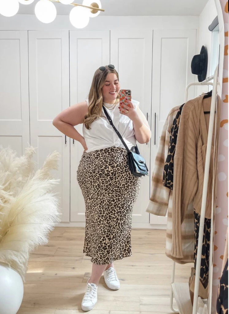 Polleras con zapatillas, la combinación más trendy de la temporada. Foto: Pinterest. 