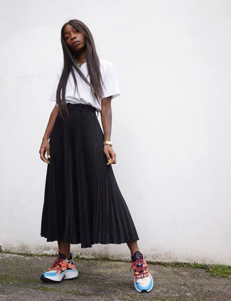 Polleras con zapatillas, la combinación más trendy de la temporada. Foto: Pinterest. 