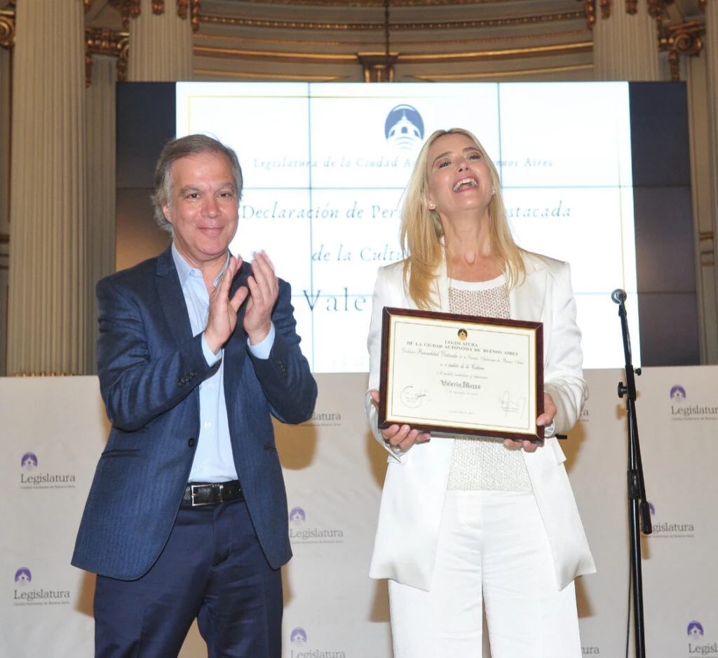 Valeria Mazza brilló con un look sastrero. Foto: RS.