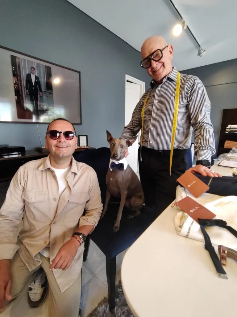 Jose Valosen preparando el look de Hannibal, el perro de Fabián Medina Flores, para los Martín Fierro de la Moda