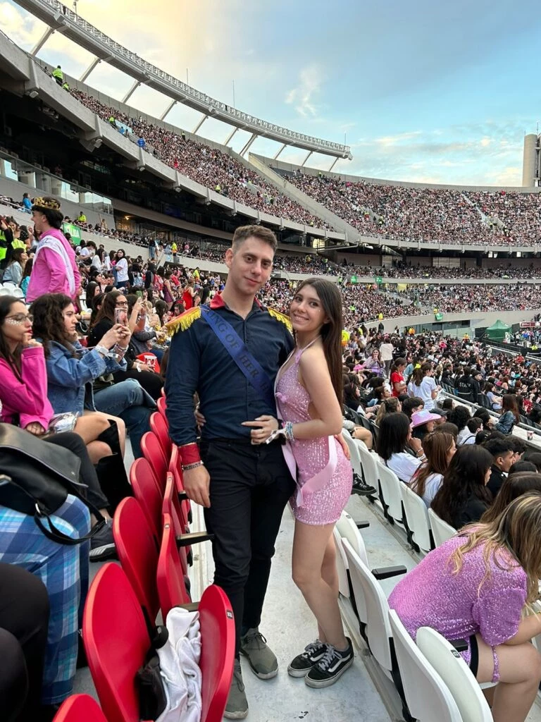 Jackie y Gastón se comprometieron en River, durante el concierto de Taylor Swift