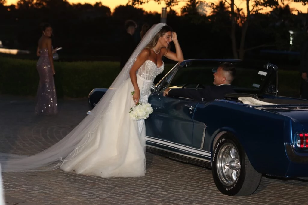 Sol y Guido en el coche descapotable. Fotos: RS Fotos.