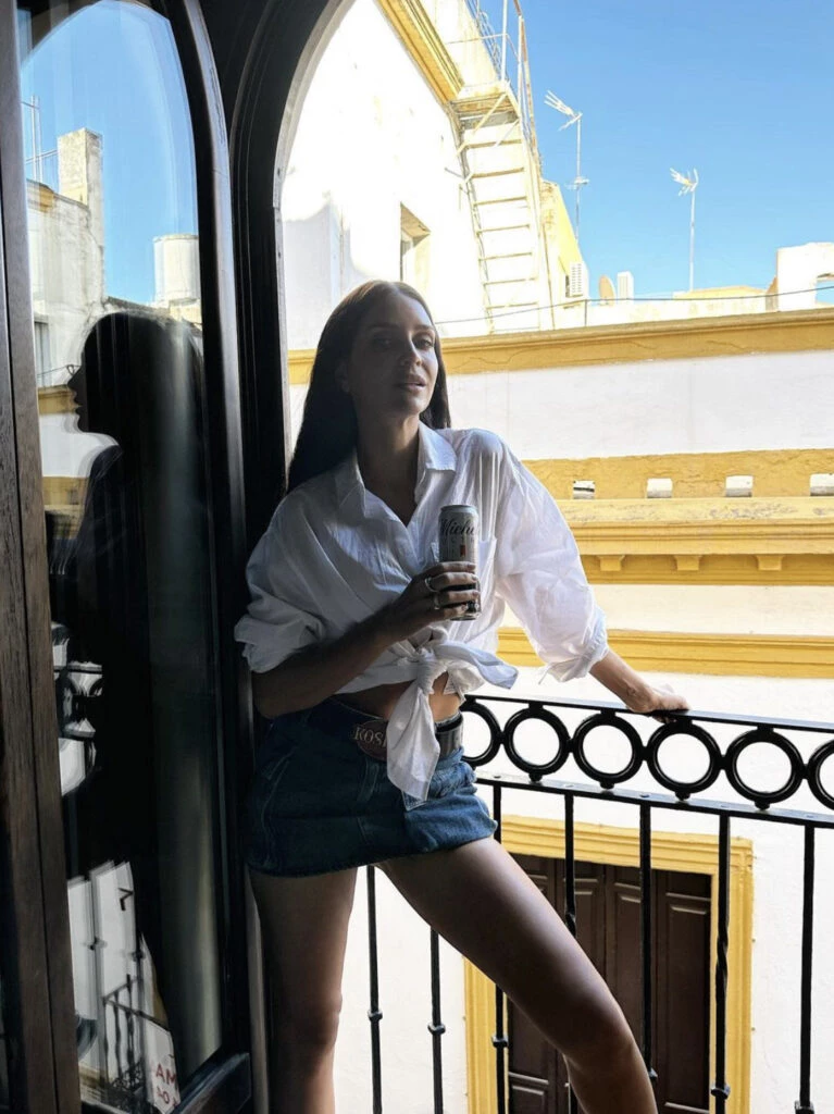 Zaira Nara y su look canchero en Sevilla. Foto: Instagram.