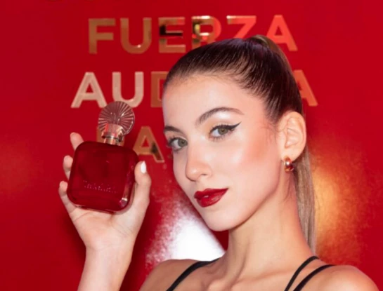 ROJO: cómo es la nueva fragancia de Shakira inspirada en el poder femenino