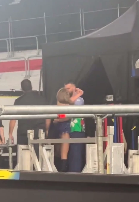 Taylor Swift y Travis Kelce se besan apasionadamente al finalizar el concierto