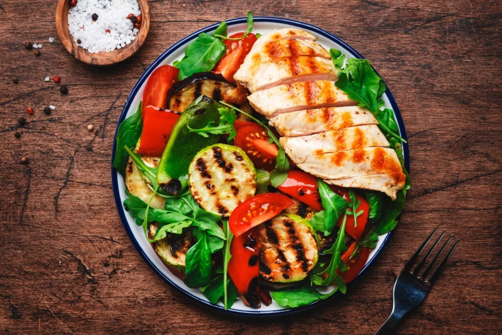 Pechugas a la parrilla con verduras grilladas