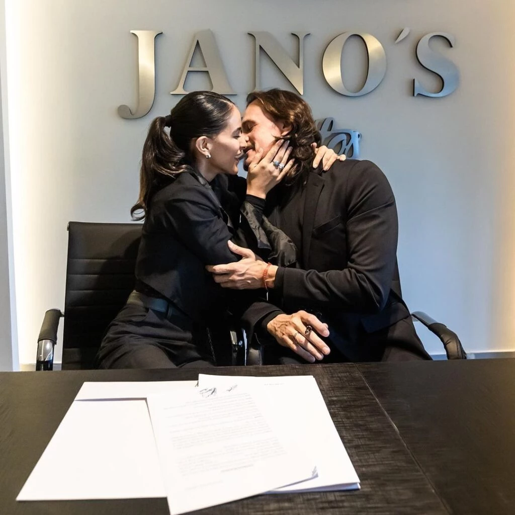 Christian Sancho y Celeste Muriega firman papeles para la boda.