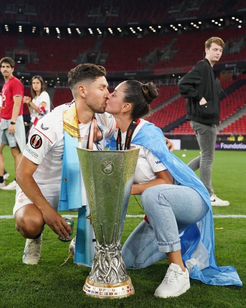 Gonzalo Montiel y su pareja en Qatar. Foto: IG.