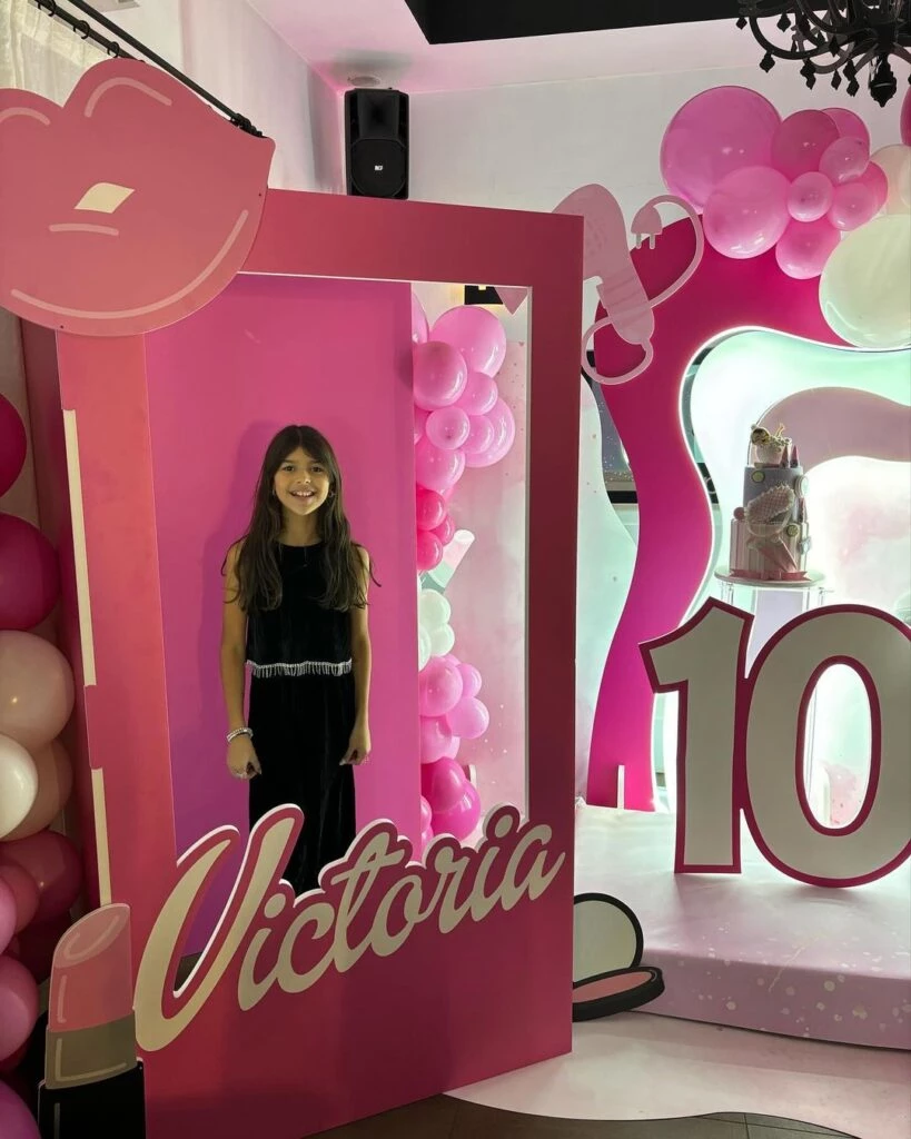 Victoria Paredes celebrando sus 10 años.