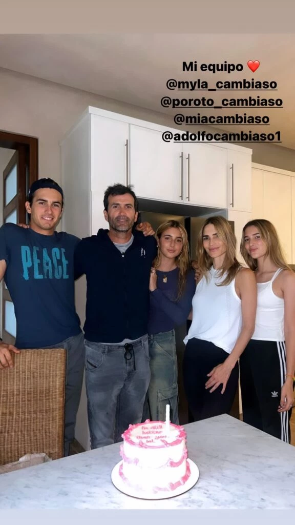 María Vázquez junto a Adolfo, Mía, Poroto y Myla Cambiaso.