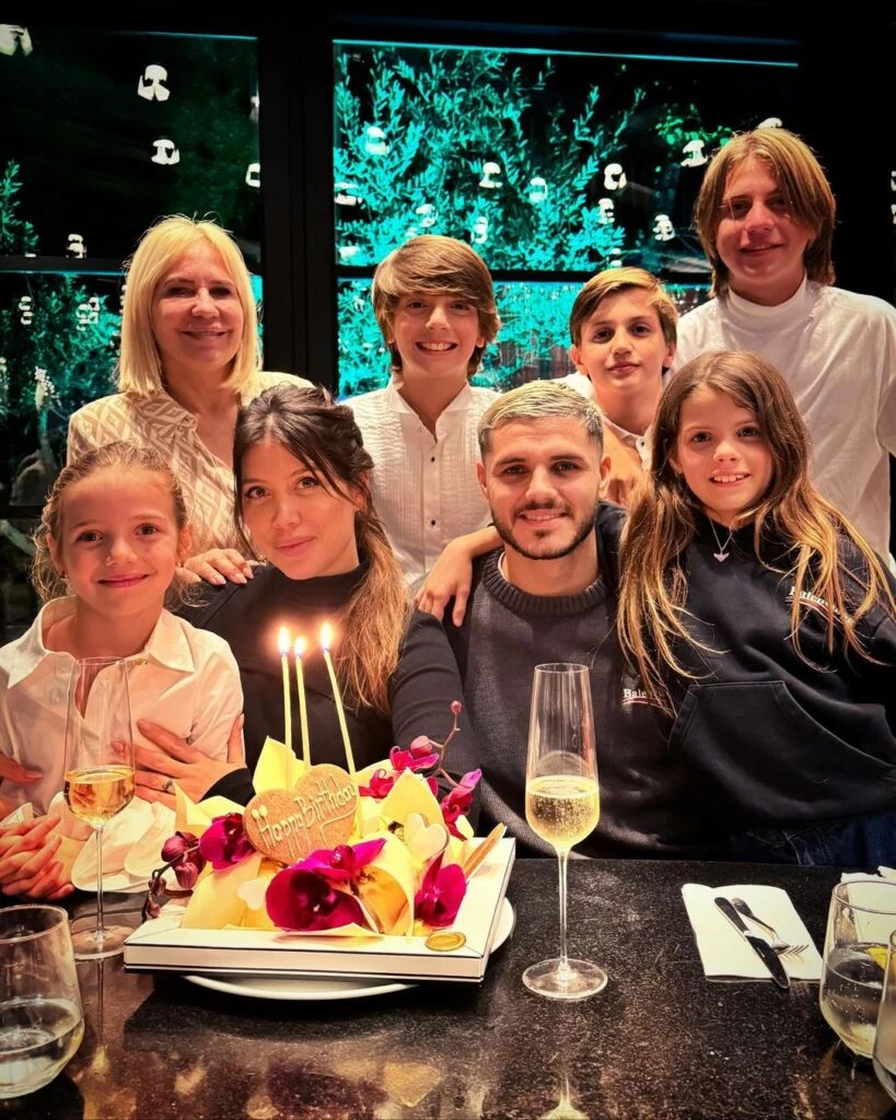 Toda la familia de Wanda Nara festejando sus 37. Foto: IG.