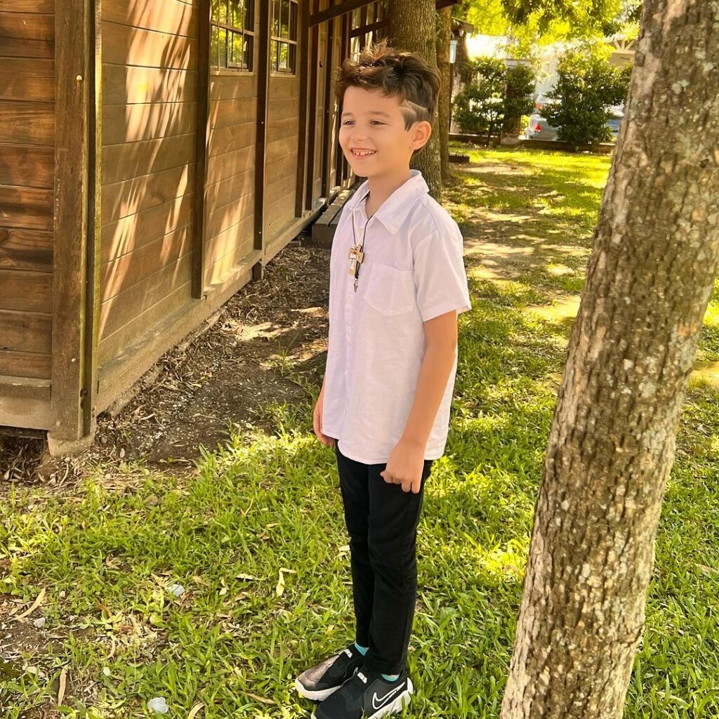 León, el hijo mayor de Sabrina Garciarena y Germán Paoloski, tomó la primera comunión