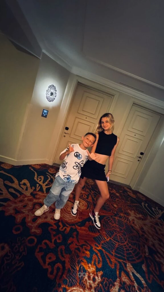 Las fotos de las vacaciones en Dubai de Natalie Weber y Mauro Zárate con sus hijos