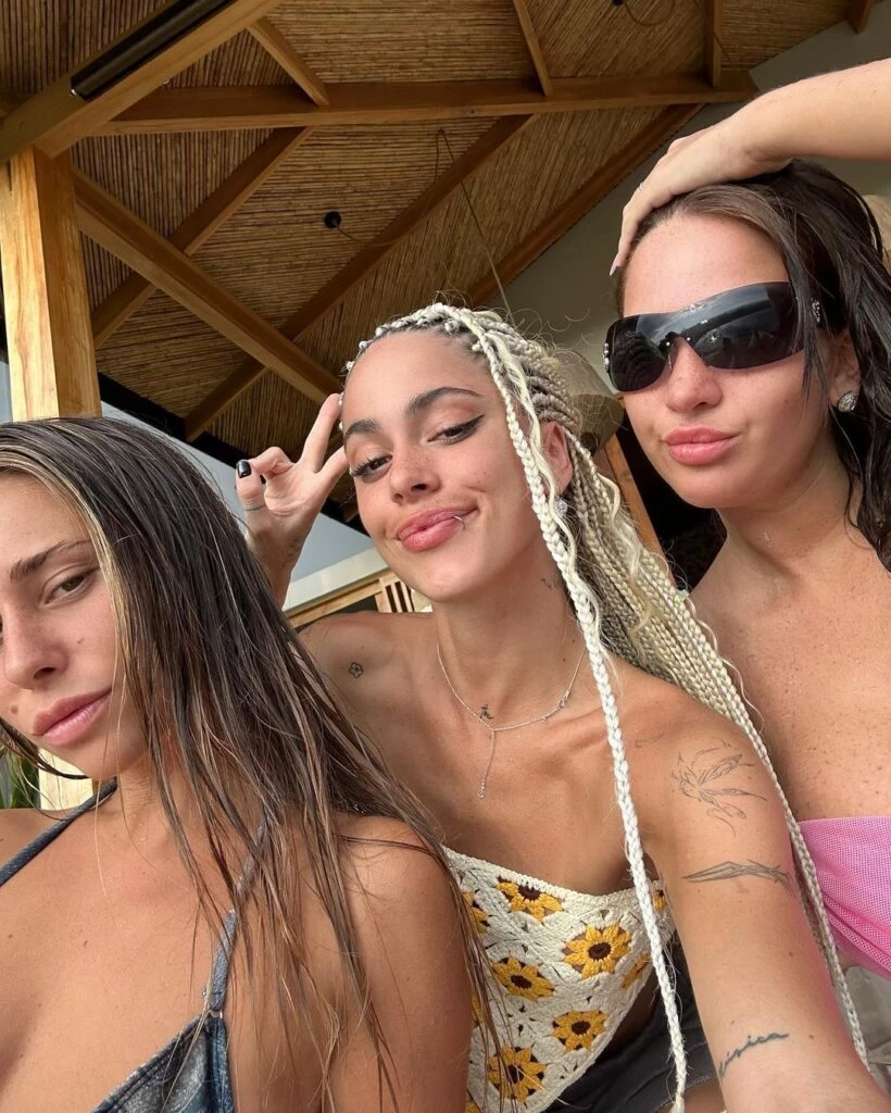 Las fotos de las vacaciones de Tini Stoessel junto a sus amigas