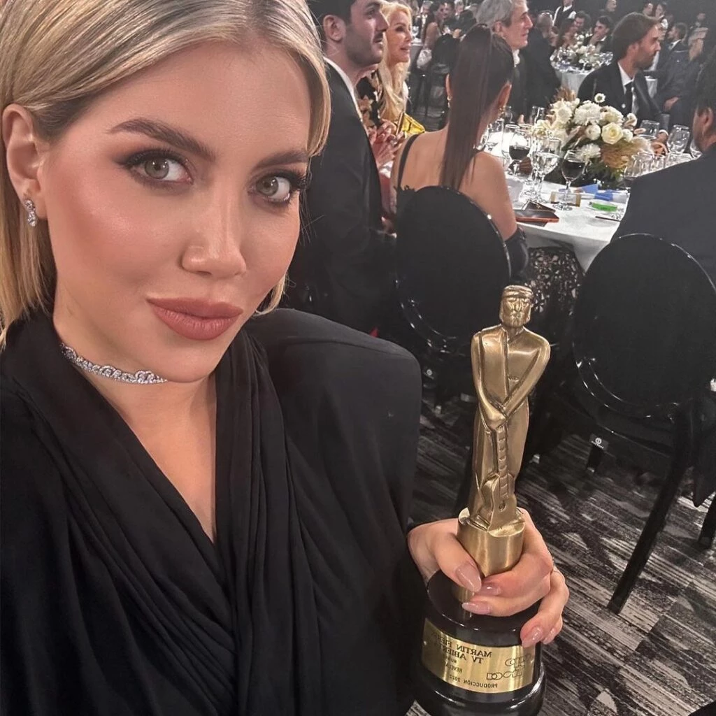 Wanda Nara con su Martín Fierro. Foto: IG.