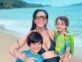 Juana Repetto con sus hijos en la playa. Foto: IG.
