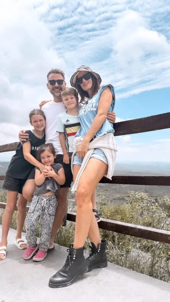 Pedro Alfonso y Paula Chaves con sus hijos. Foto: IG.