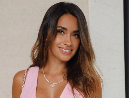 El look de alto verano de Antonela Roccuzzo en Rosario: llevó una bikini en tono barbiecore