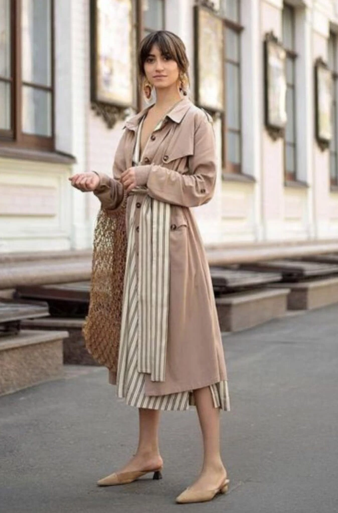 Así se usa el trench esta primavera 2023. Foto: Pinterest.