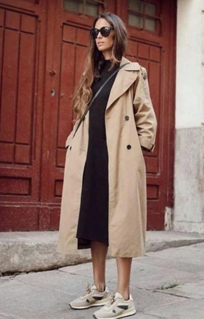 Así se usa el trench esta primavera 2023. Foto: Pinterest.