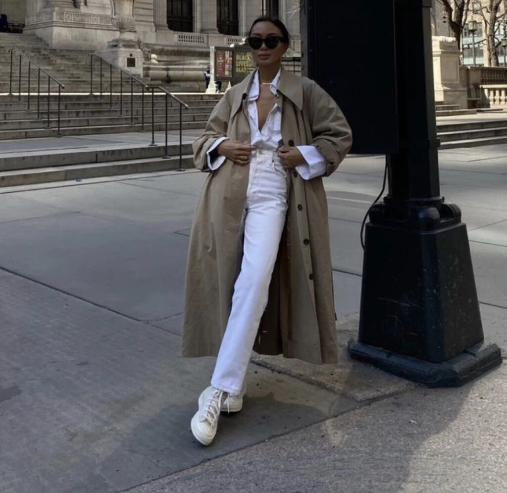 Así se usa el trench esta primavera 2023. Foto: Pinterest.