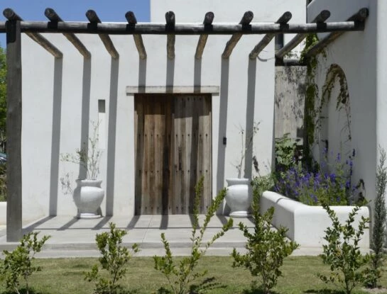Una casa con estilo mediterráneo y el sello del paisajismo