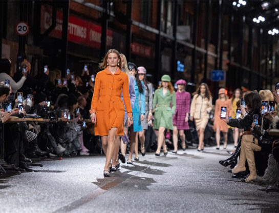 El tweed fue la estrella del desfile de Chanel Métiers d'Art 2023/24 y se postula como la textura del invierno 2024