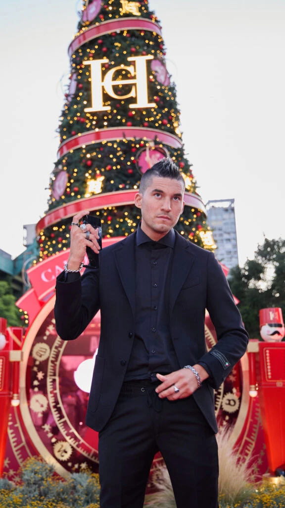 Fran Tinelli, de traje.