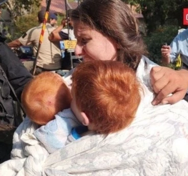 Shiri Silverman desesperada con sus hijos en brazos.