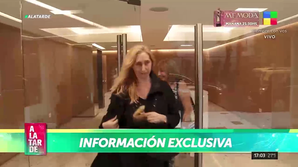 Karina Milei sale de un atelier de modas donde se habría probado el look para el 10 de diciembre.