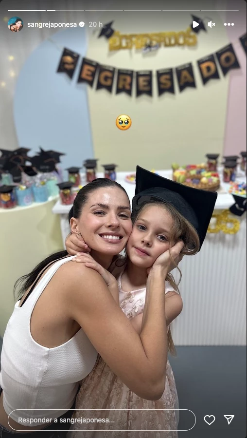 La China Suarez con Magnolia en su acto de egresada del jardín