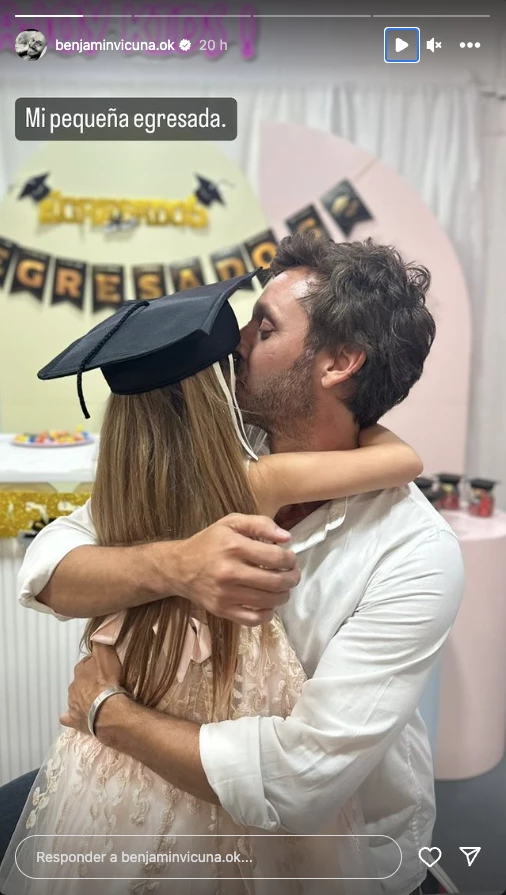 Benjamín Vicuña con Magnolia en su acto de egresada del jardín