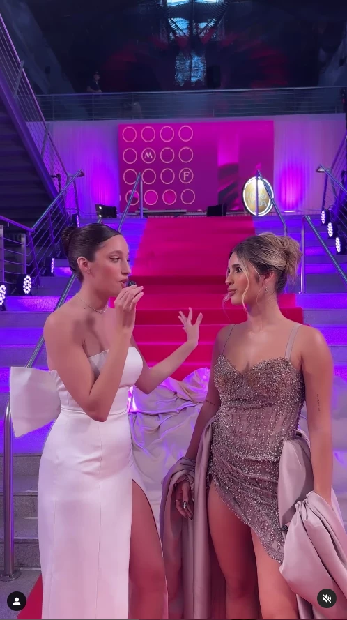 Juli Poggio y Brenda Dialoy en la red carpet de los MF de la Moda
