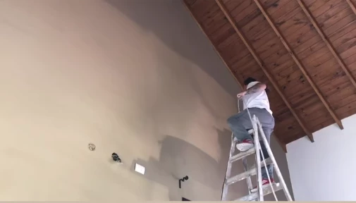 Mica Viciconte mostró cómo está pintando la casa que alquiló. Foto IG