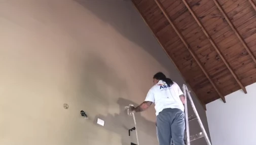 Mica Viciconte mostró cómo está pintando la casa que alquiló. Foto IG