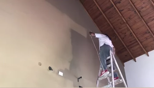 Mica Viciconte mostró cómo está pintando la casa que alquiló. Foto IG