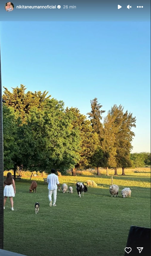 Urcera y una de las nenas visitan el campo donde se celebrará la fiesta.