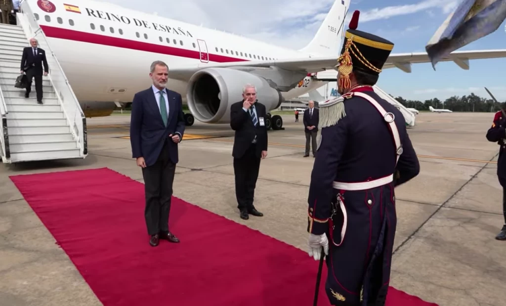 El rey Felipe llegó a la Argentina horas antes de la asunción presidencial de Milei