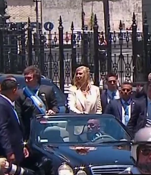 Look de Karina Milei