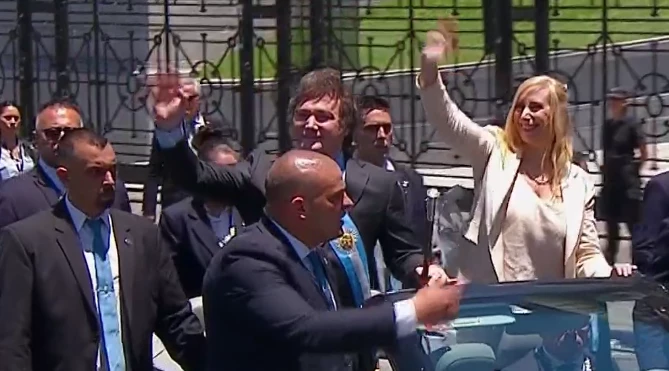 Look de Karina Milei