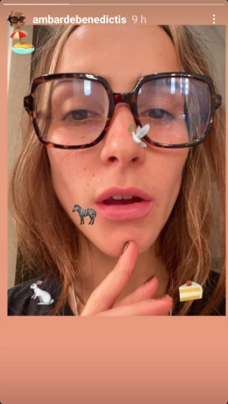 Ámbar de Benedictis eligió anteojos de lectura de medida extra large. Foto IG.