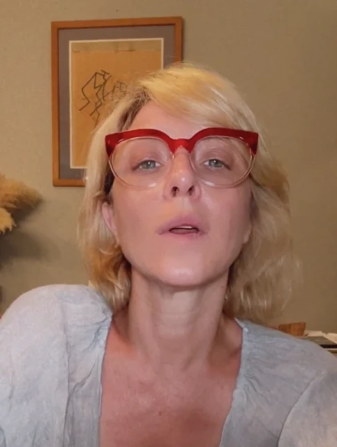 Carla Peterson y sus lentes de lectura.