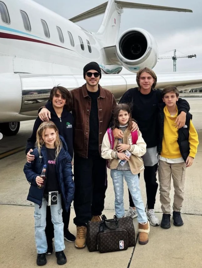 Mauro Icardi viajó a Italia con los cicno chicos.