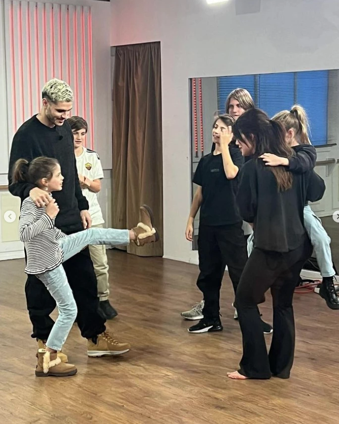 Wanda recibió la visita de sus cinco hijos y de su marido en el Bailando, donde llegó a semifinales. 