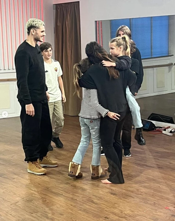 Wanda recibió la visita de sus cinco hijos y de su marido en el Bailando, donde llegó a semifinales.