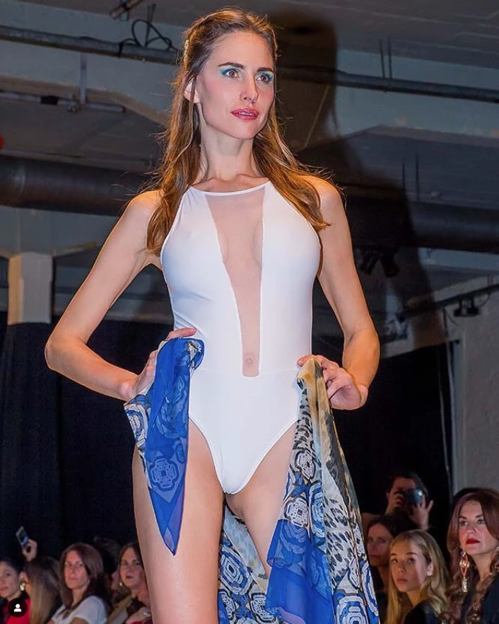 Andrea Bolatti en un desfile en 2017. Ella adoptó a las perritas. Foto IG