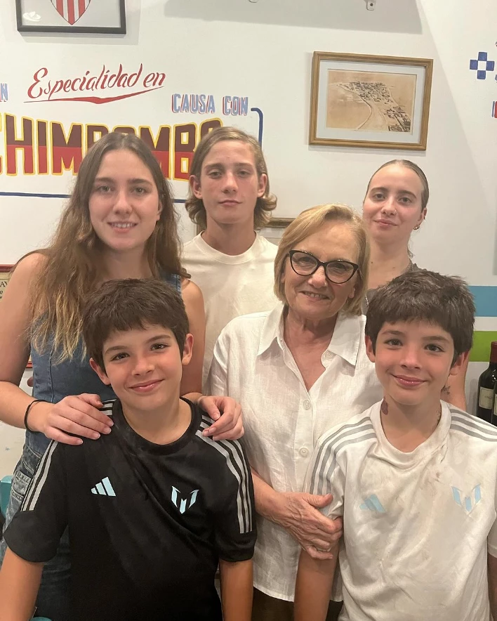 Dolli Irigoyen con sus nietos: María Jesús, Francisca, Florencia y los mellizos Juan y Tomi.