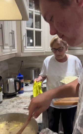 Dolli Irirgoyen cocinando con sus nietos 