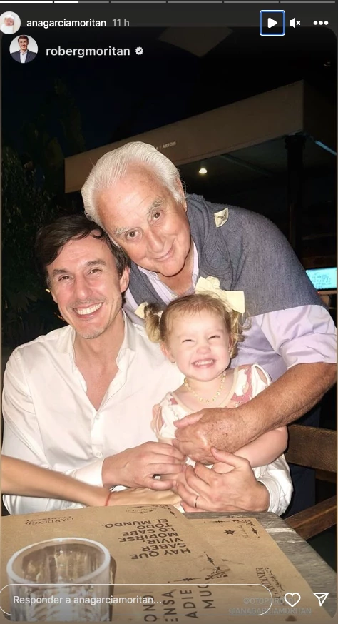 Roberto García Moritán con su papá, Roberto, y su hijita Ana, en el cumpleaños de Santino.