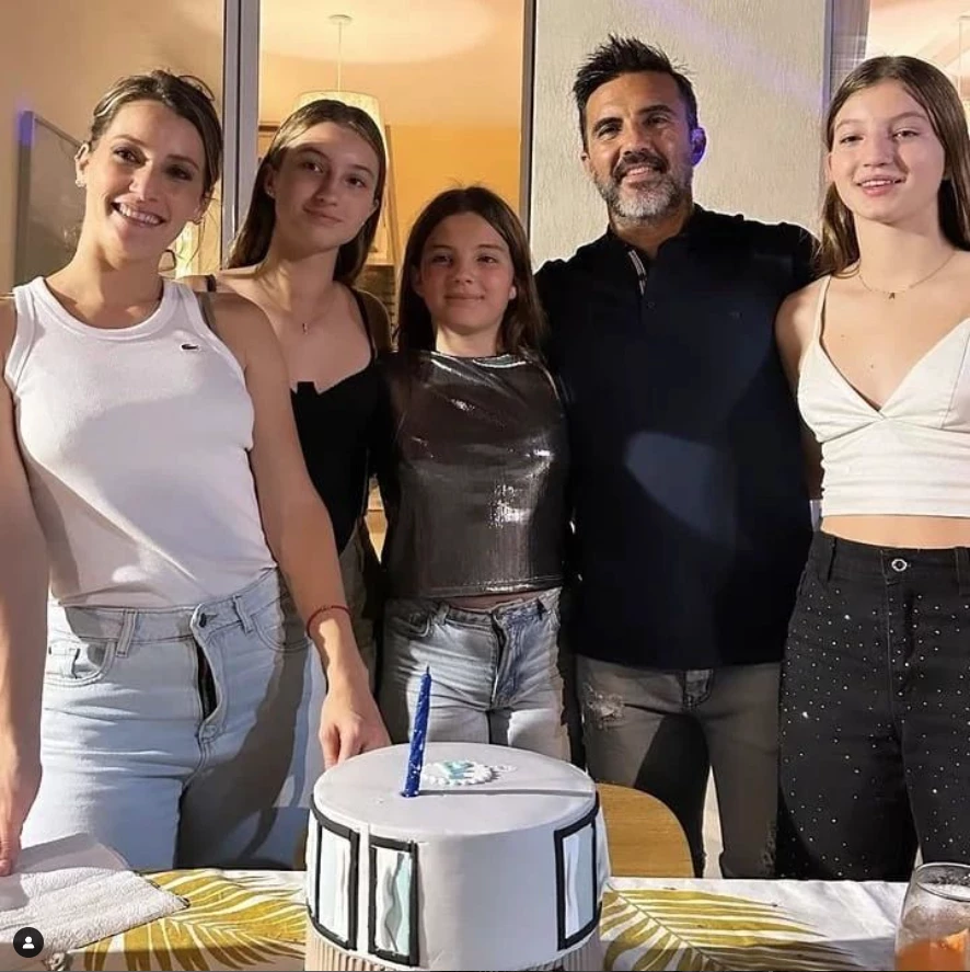 Indiana, Allegra y Sienna posan con su papá y Mica Viciconte en el cumpleaños del ex jugador de Vélez.